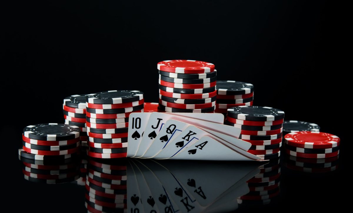 5 Trik Terbaik untuk Membaca Kartu Lawan di Meja Poker